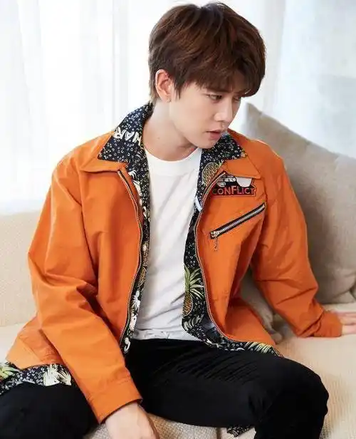 任嘉伦和肖战仅差2岁,同穿橙色夹克外套,结了婚就是不一样!