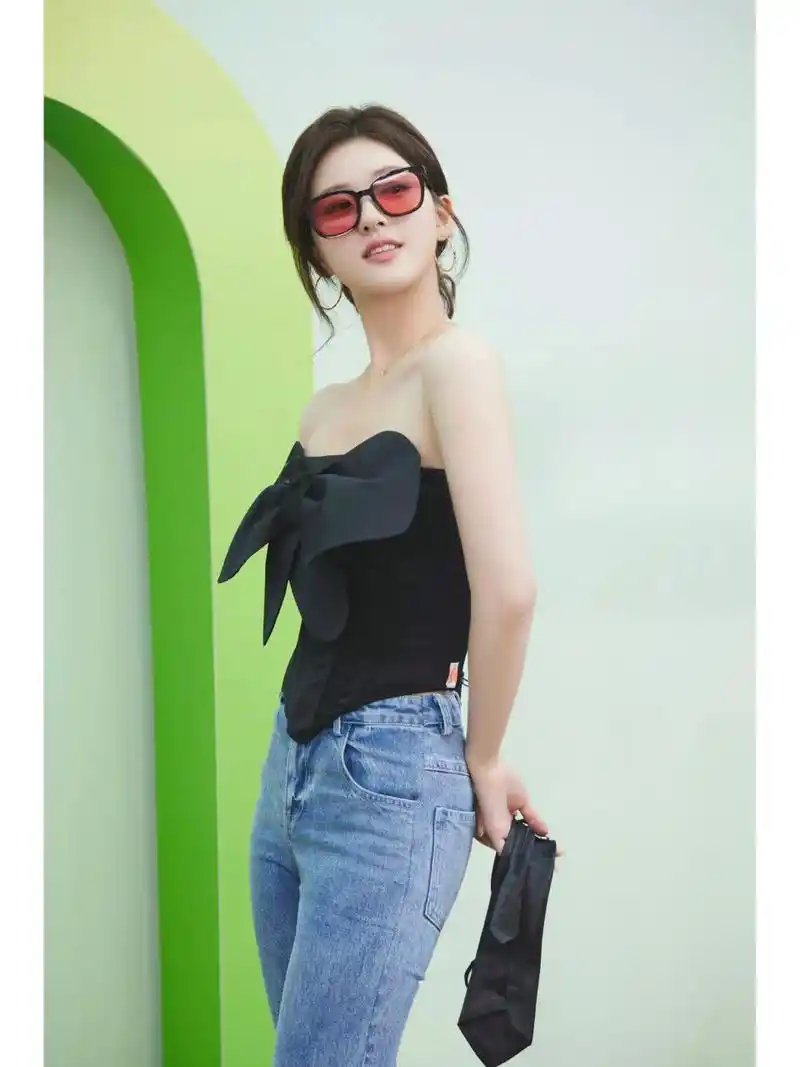 赵露思罕见的牛仔裤造型!价格最低竟只需 200 多元?