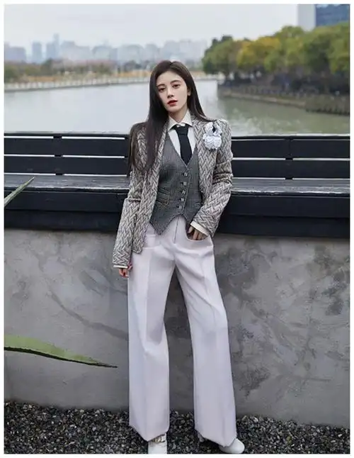 鞠婧祎四月大片出炉站到梯子上的那一刻确定身高159cm