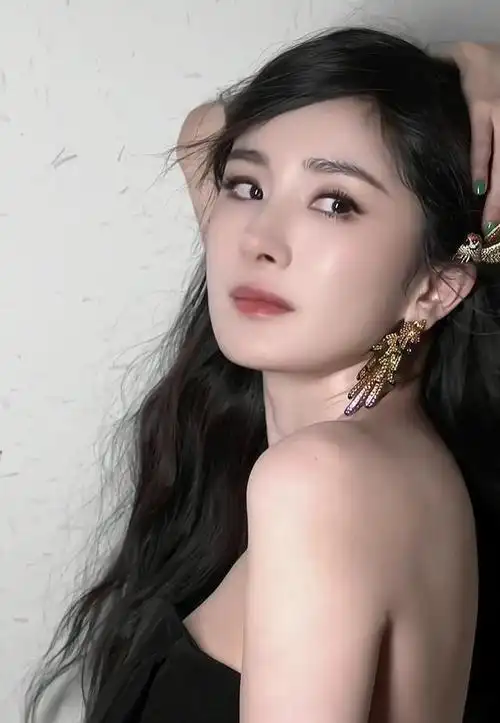 231208 年轻永驻,杨幂无龄感美貌引爆网络!|女神_网易订阅