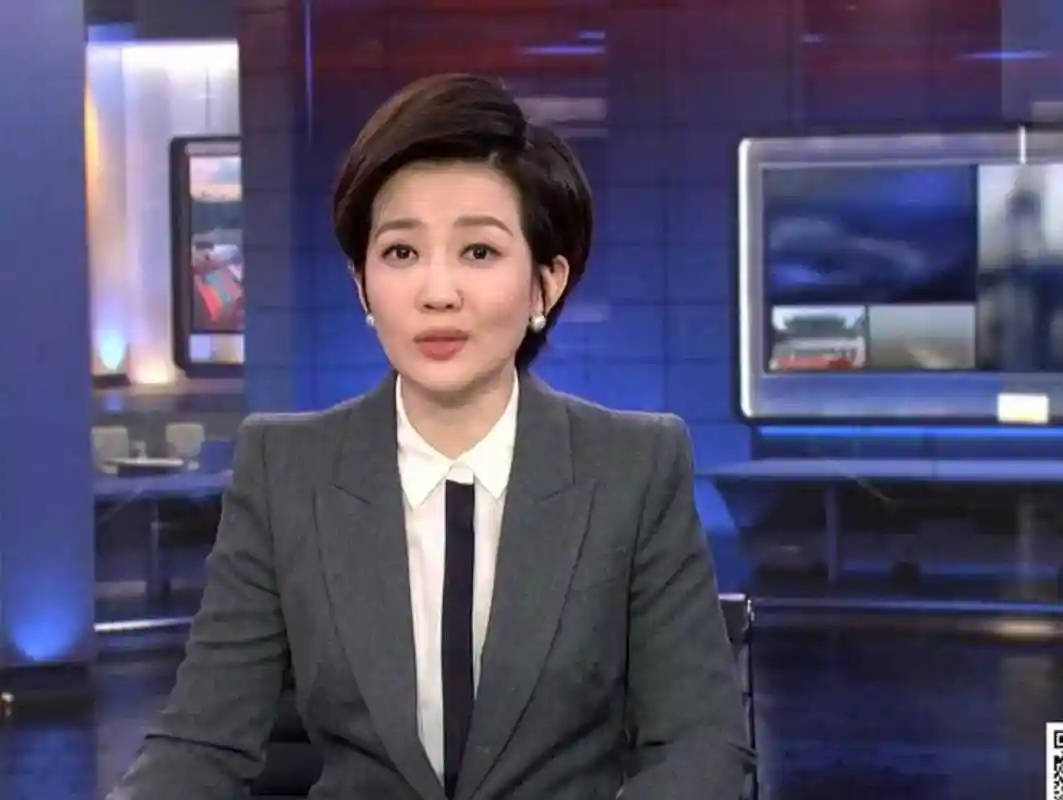 《今日关注》中的女主持人这一身西装搭配,还真够中性的!