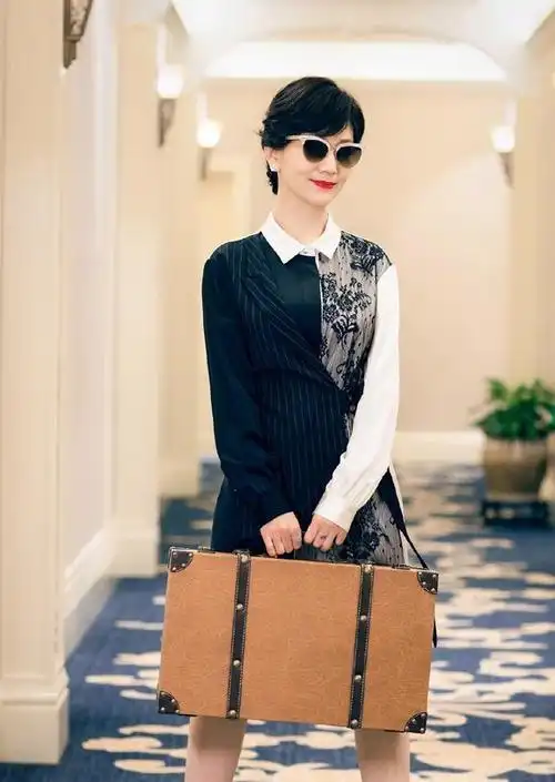 64岁赵雅芝真高调啊!戴墨镜染红唇韵味十足,穿衬衫裙气质很优雅