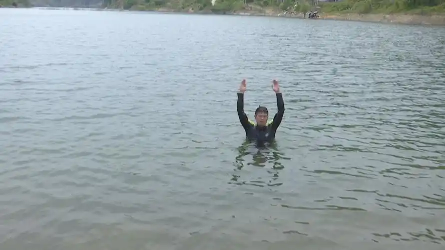 落水加速下沉消防员水中演示正确脱困方法