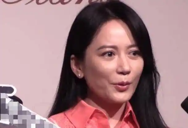 演员俞飞鸿近照太显老,眼圈乌黑细纹憔悴,50岁至今仍单身_穿着_状态