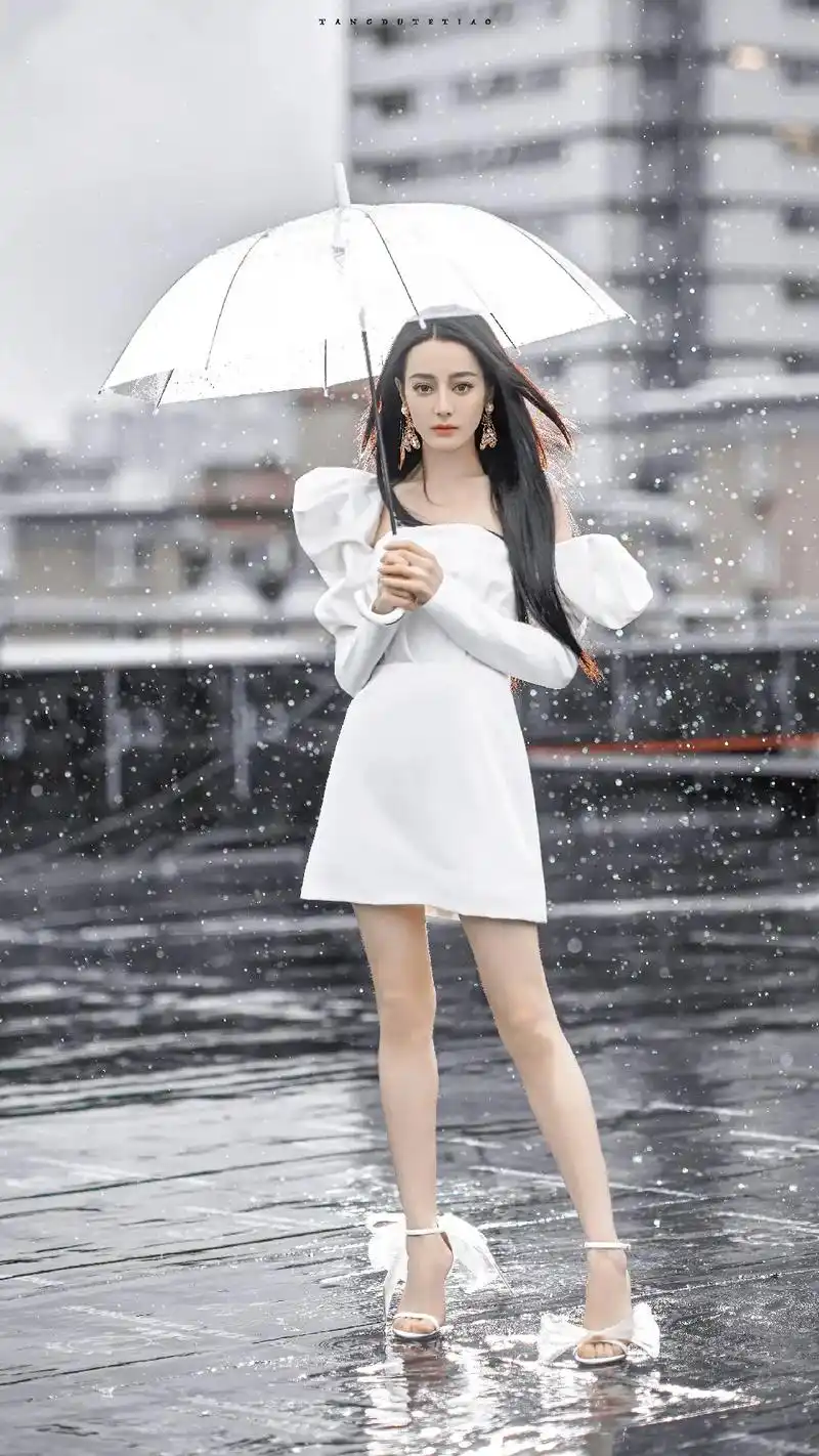 7815#迪丽热巴雨中撑伞氛围感大片#  热巴最新写真来袭~   - 抖音
