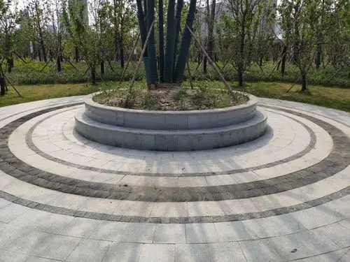 圆形广场,双层花坛很尴尬,一方面显的空间相对较局促,另一方面双层的