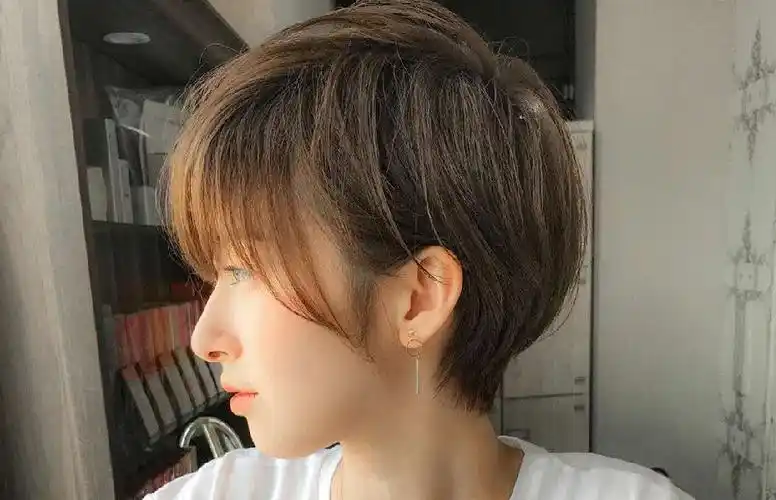 挂耳短发比短波波头更短一些,层次也更高一些,落差以及结构的变化也