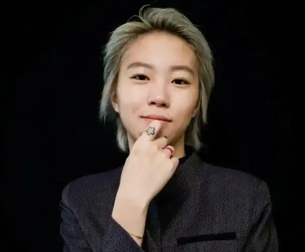 窦靖童被曝在国外结婚对象是导演李孟桥两人更多细节被扒