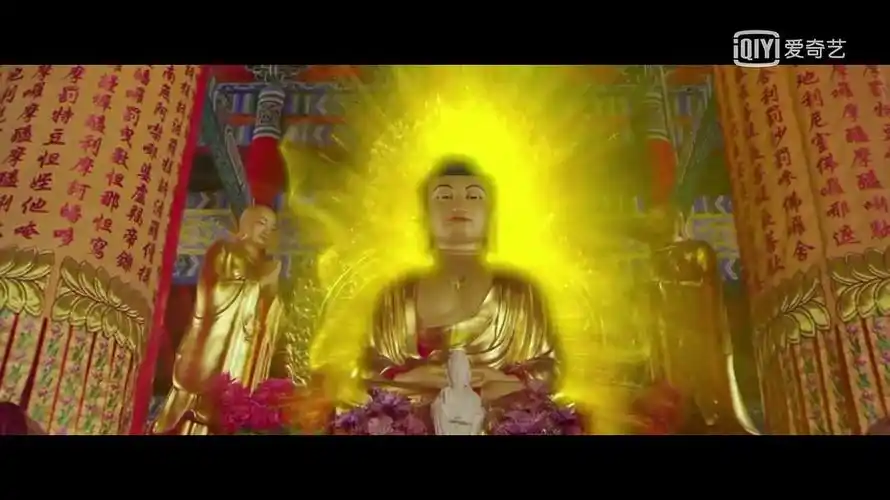 身后大殿佛祖显灵