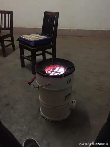 这种煤火炉的话既方便又暖和,然后平时的话还可以做中午饭和晚饭是很