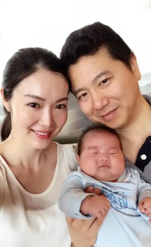 42岁的黄有龙前妻和现任妻子赵薇近照曝光网友差距可真大