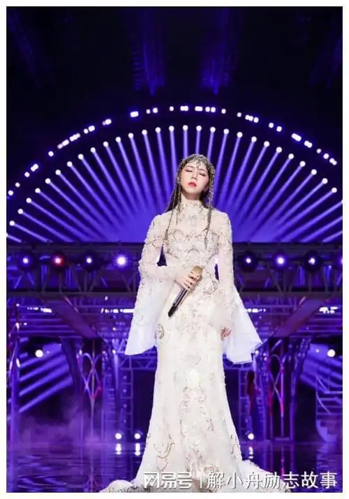 女星演唱会敢穿到什么程度紧身裤勒出尴尬线透视装惊人露骨