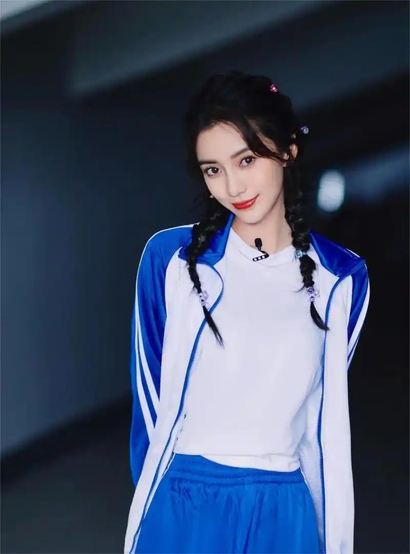angelababy杨颖穿一身运动套装,嫩得像个高中生,轻松重返18岁