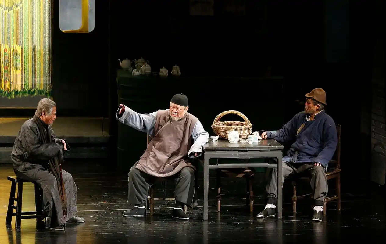 《茶馆》展示了三个时代的变迁,被誉为"中国话剧现实主义的基石"