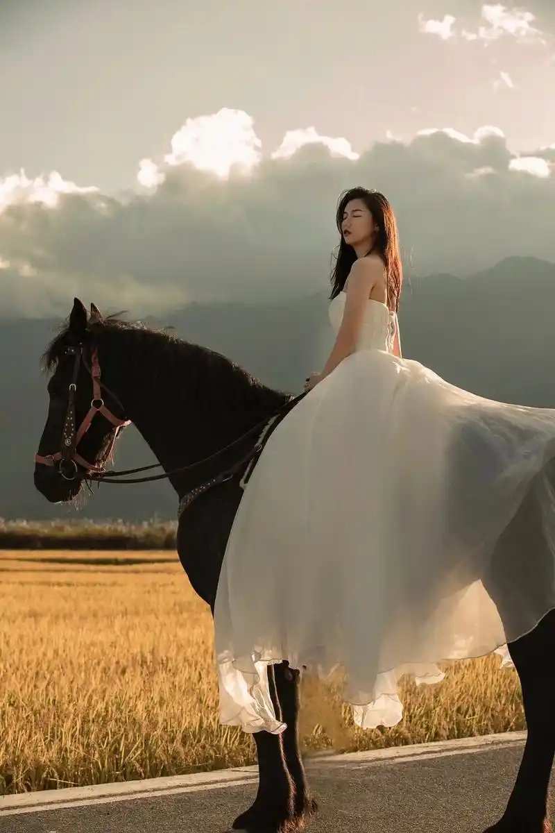 这是我的女孩啊,比我小我怎么舍得让她受委屈呢#骑马 #写真 - 抖音