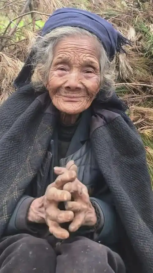 大山里面孤寡老人,看着都心酸