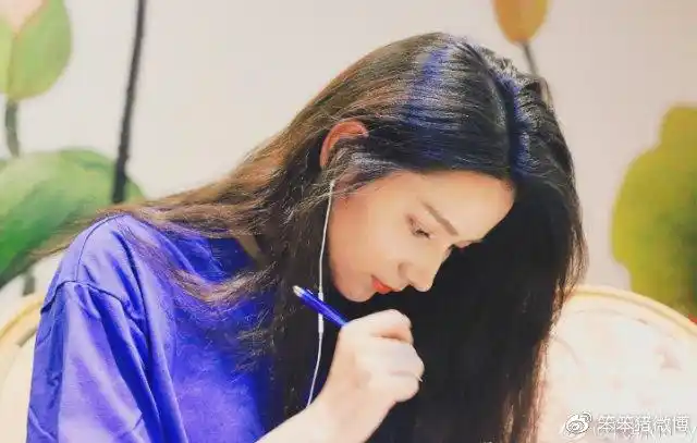 刘芮麟的前女友代斯和刘芮麟的绯闻女粉丝大对比