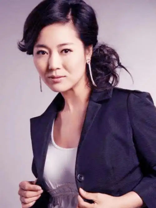 一次,王茜华和周京两口子请朋友一起吃饭,没想到周京