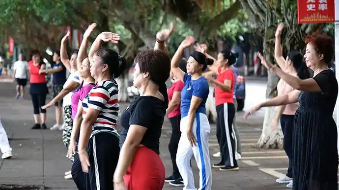 老人们跟着音乐节拍跳起广场舞.许尔生摄影