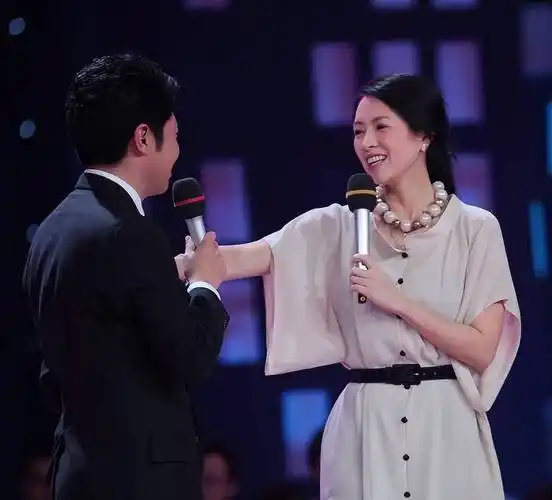 撒贝宁携家人游玩,混血龙飞凤胎罕见露面,幸好他没娶章子怡