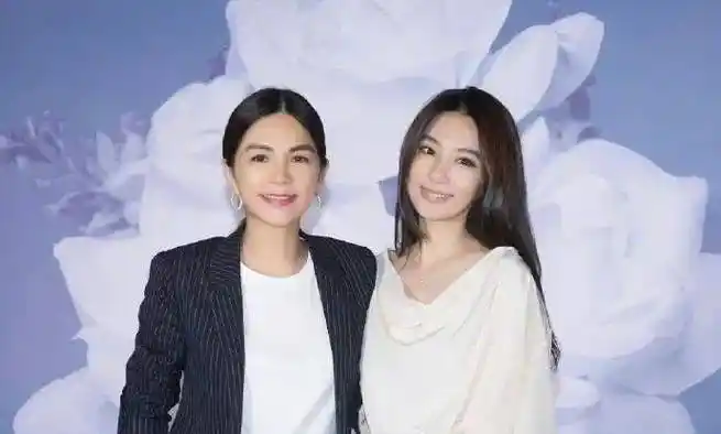 ella自曝在家裸体做运动,还被7岁儿子投诉,她真的很会拿捏流量_回应