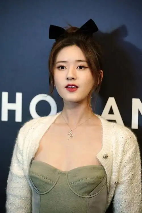 赵露思无美颜照片更漂亮身穿抹胸连衣裙展露锁骨好迷人