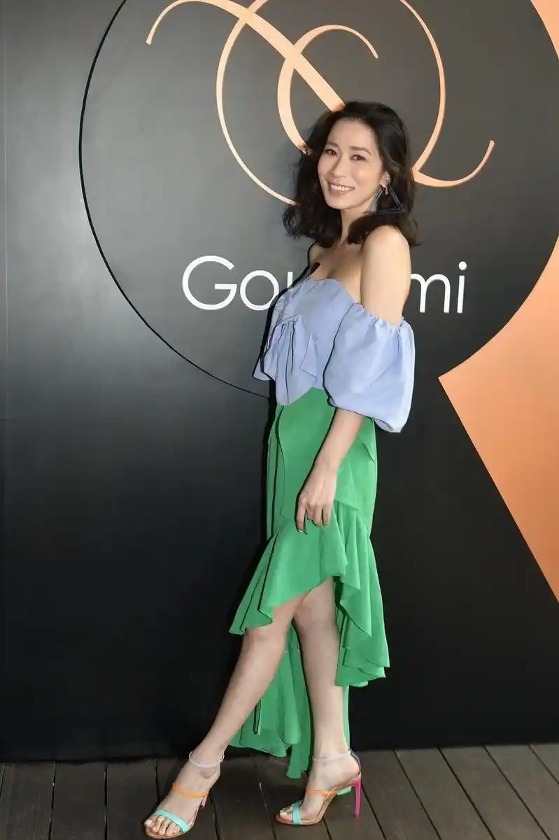 佘诗曼真的太敢穿了浅蓝色一字肩搭配绿色半身裙高贵大气