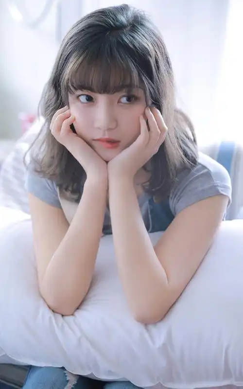 甜美背带裤女孩手机壁纸_美女_手机壁纸下载_美桌网