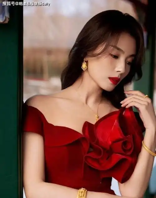 45岁刘涛治愈年龄焦虑大红色荷叶露肩长裙秀腰臀比好绝啊