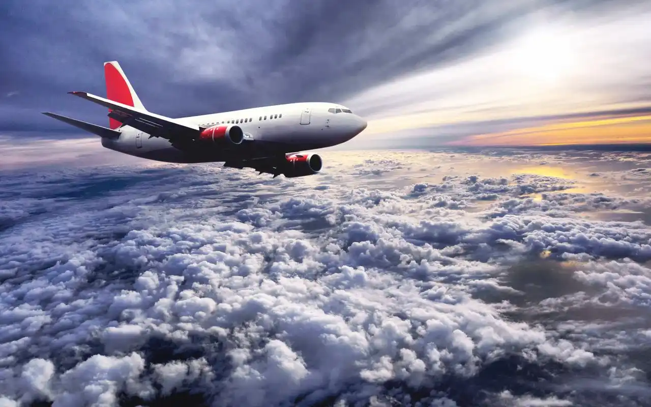 2018年5月14日,四川航空公司3u8633航班在成都区域巡航阶段,驾驶舱右