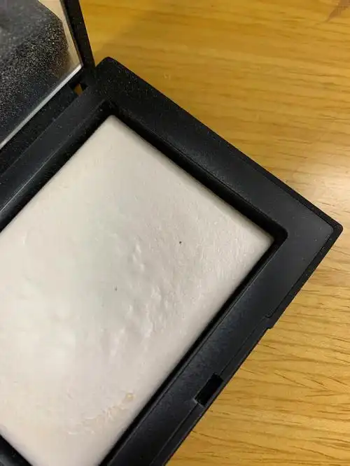 nars粉饼中有黑点