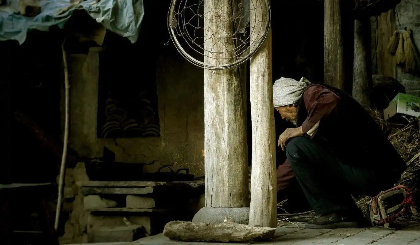 农村空巢老人现象愈演愈烈,晚景凄凉,空巢老人问题根源何在