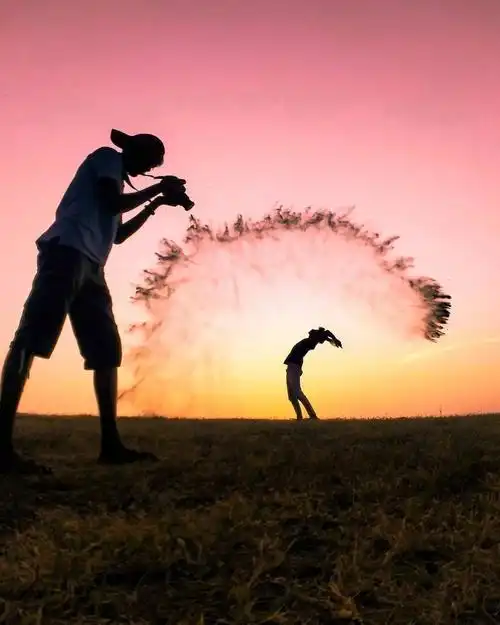 印度小哥玩错位摄影,有点意思