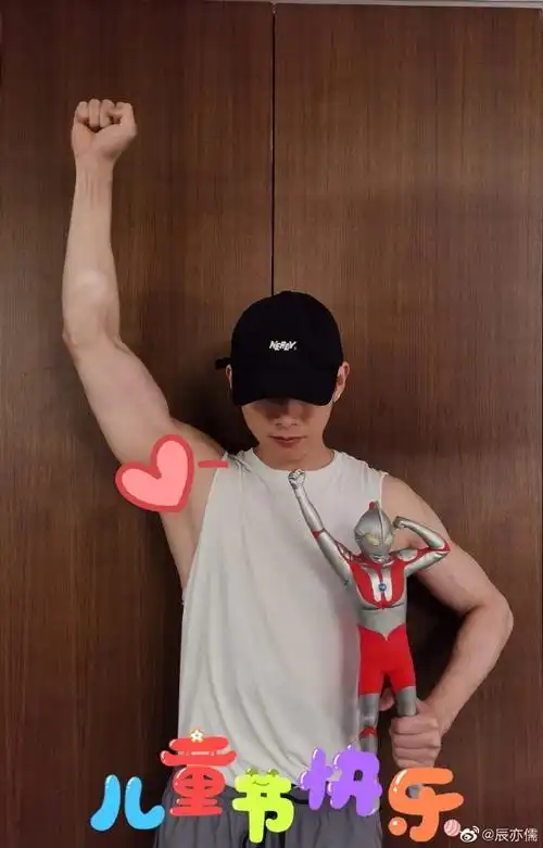 辰亦儒40岁状态#家人们 91来看看辰亦儒的腹肌这也太帅了…40岁的