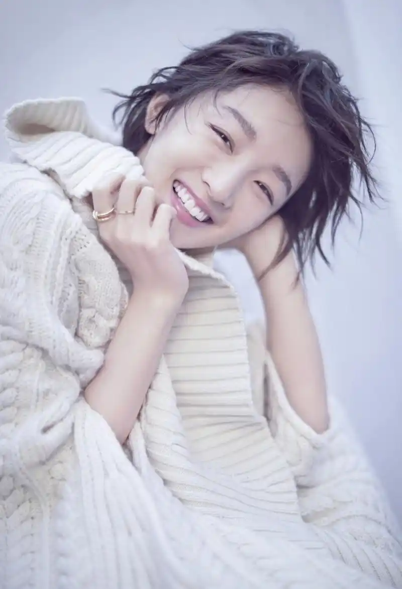 曾经甜笑起来眯眯眼的周冬雨,现在摇身一变成大眼睛美女!