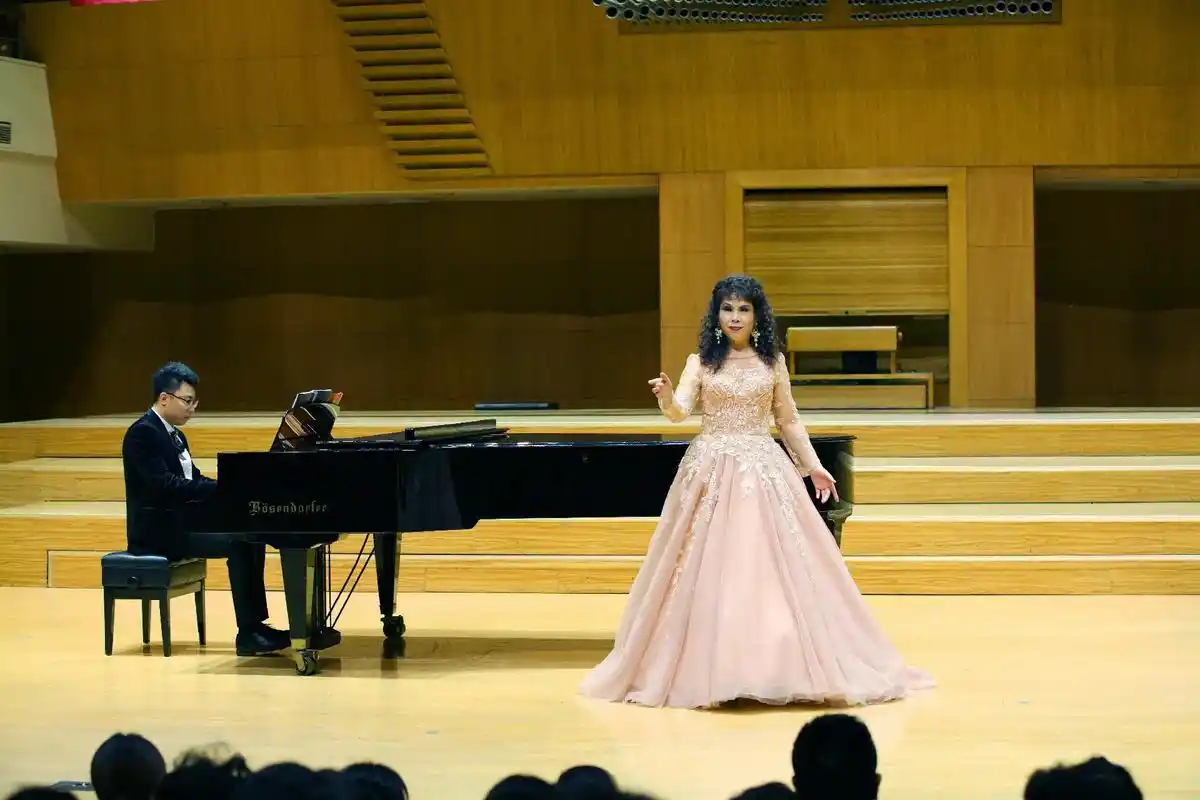 歌唱演员的舞台风采 女中音歌唱《一杯美酒》 中央歌剧院歌唱演 - 抖