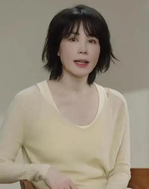 王菲近况王菲近照露锁骨秀性感