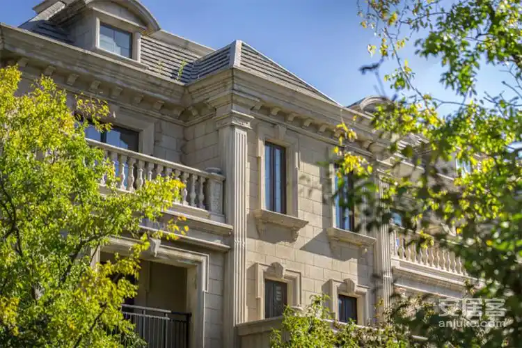 晋阳湖南法式独院别墅阳光城花满墅