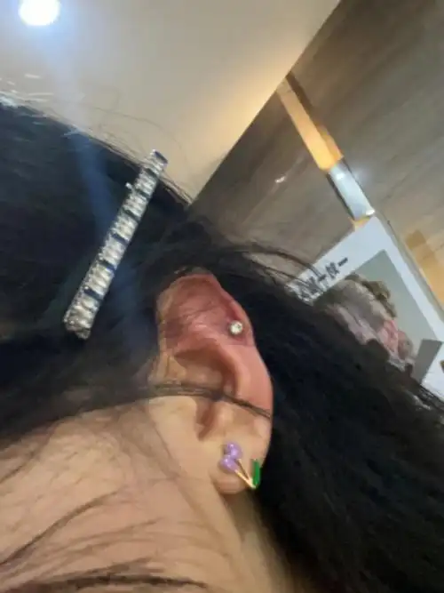 打了耳骨钉当然要纪念一下