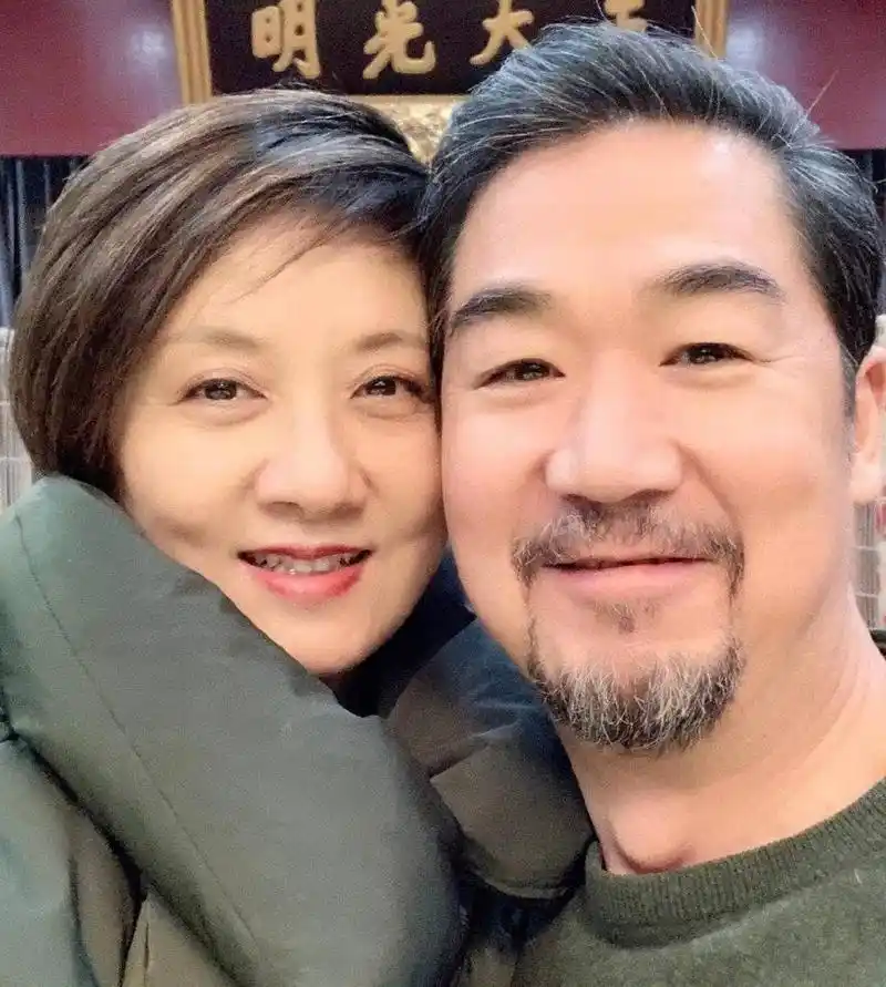 张国立成"老赖"?监事公司被执行452w,儿子海外吸毒,妻子沉默