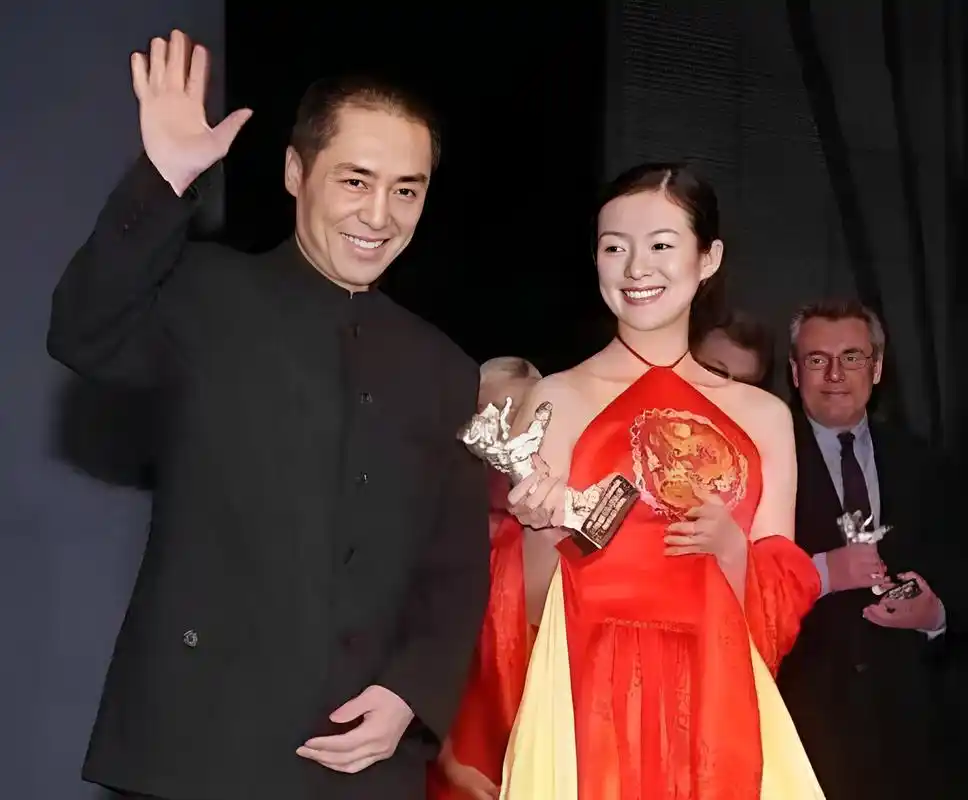 1998年,张艺谋带着章子怡去了柏林国际电影节,在那里,章子怡的衣服