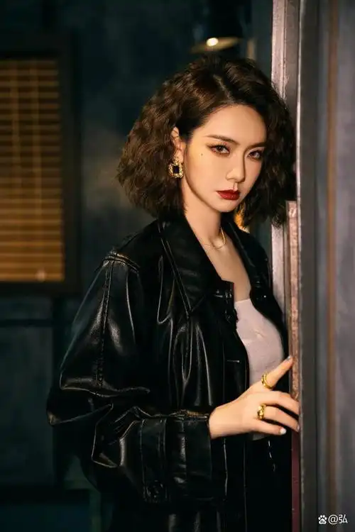 戚薇为了演出机会,放弃了原本柔美的长发,让成熟爽朗的御姐形象深入