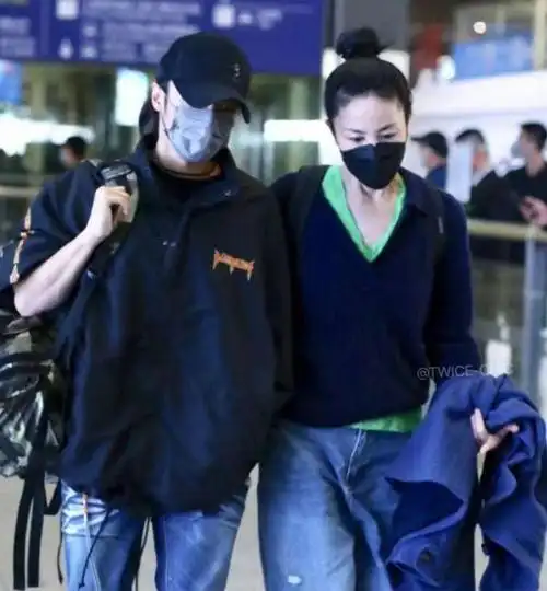 王菲谢霆锋日本回国王菲用拳头捶男友撒娇脖子上大疙瘩引热议