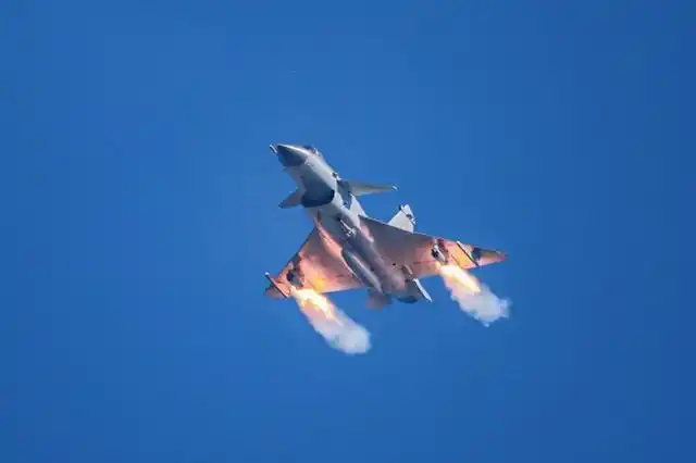 歼10大秀火箭弹,猛烈开火炸毁功勋老机,同款仍在保卫祖国蓝天_战斗机