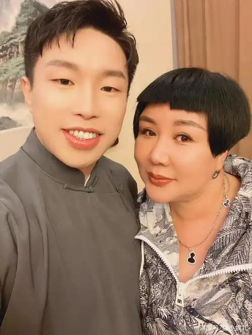 鸿案鹿车"庆祝妻子王惠46岁的生日,照片中的王惠一头短发,身穿黑色