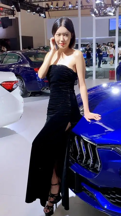 美女车模远看挺漂亮的车模近看就一般般了你们觉得呢