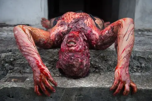 躺在地上的恐怖丧尸