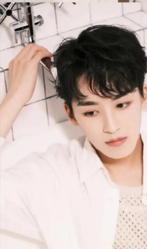 手臂肌肉线条96#何洛洛的胸肌照没胸肌#@何洛洛_ning