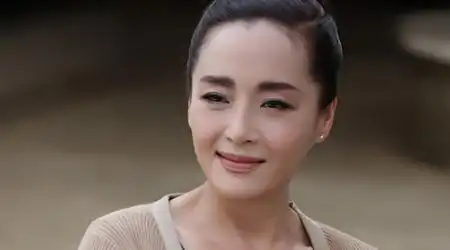 老戏骨恬妞:一婚成第三房,二婚嫁万梓良,今62岁和女儿相依为命