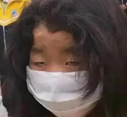 现在的家庭在孩子上学的时候,给孩子打扮得干干净净整整齐齐的是绝大